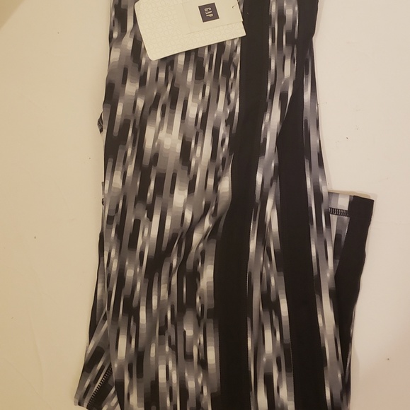 GapFit capri size Medium black white and gray - Picture 3 of 5